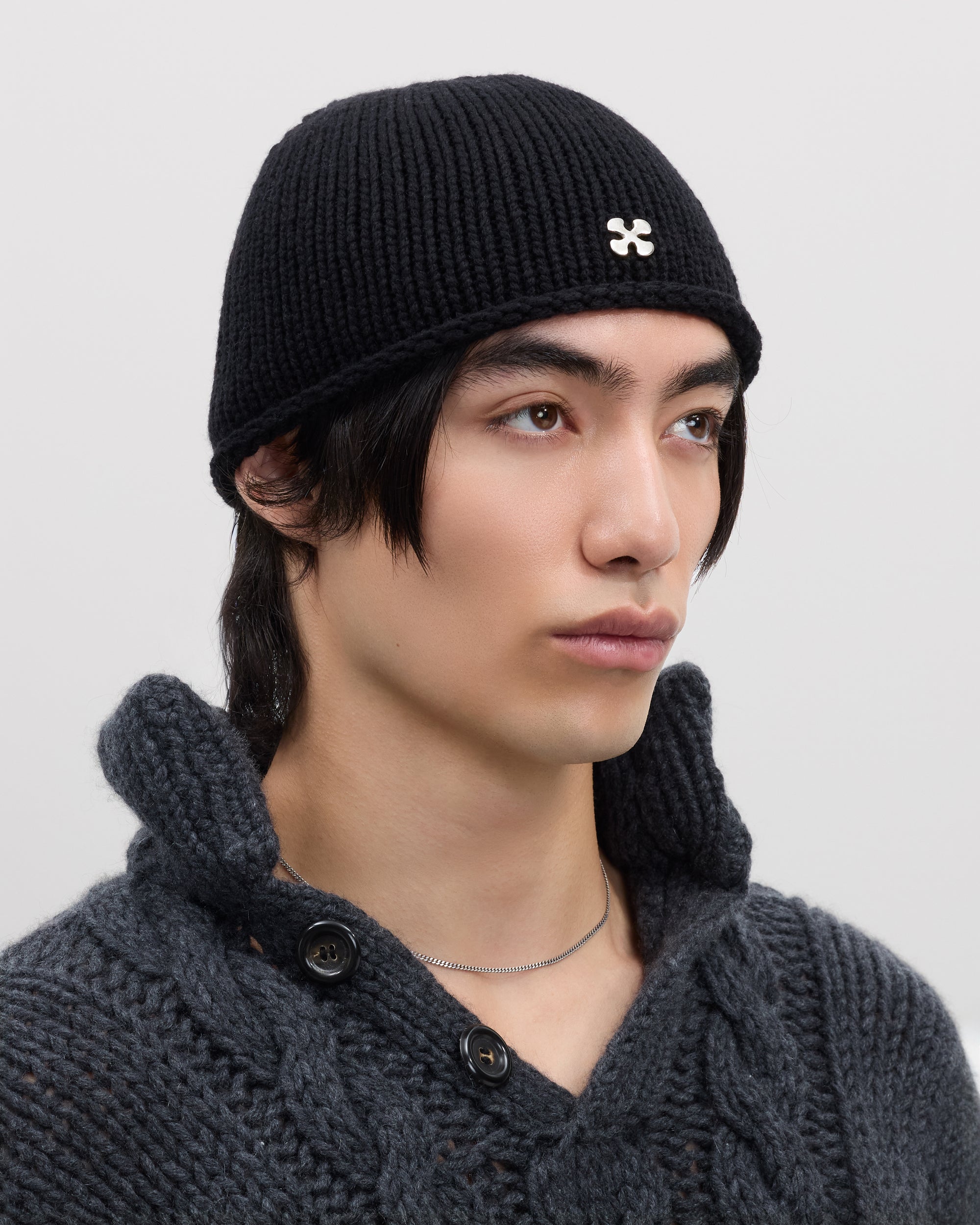 Kaschmir Mütze schwarz mit Metall Logo